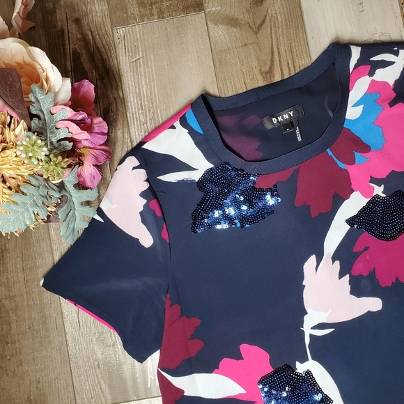 DKNY Womens Navy Printed Short Sleeve Jewel Neck Top Size Medium NWOT - Picture 11 of 16